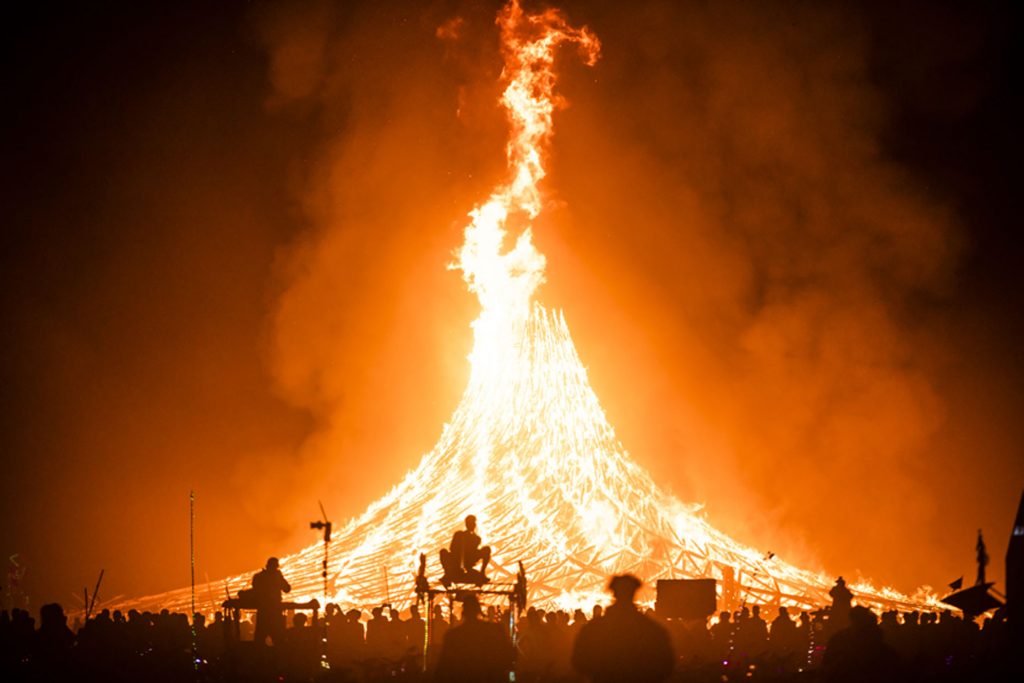 Zeitgenössische Tempel als Ausdruck der Polis, eines Wir-Gefühls. The Dissident Goddesses’ Network widmet sich der Entwicklung zukünftiger Tempel unter Aspekten der Constructed Narratives, der Schaffung von Orten für Kollektive.